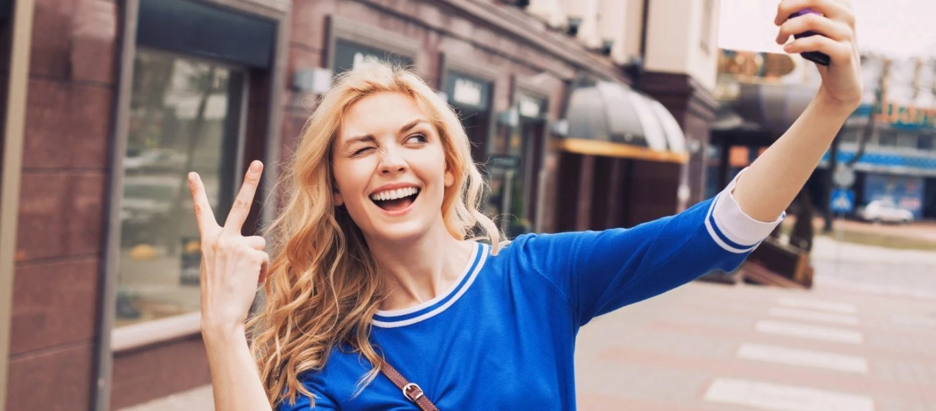 Οι selfies... βλάπτουν σοβαρά την υγεία - Πως θα αντιμετωπίσετε το σοβαρό ιατρικό πρόβλημα selfie elbow